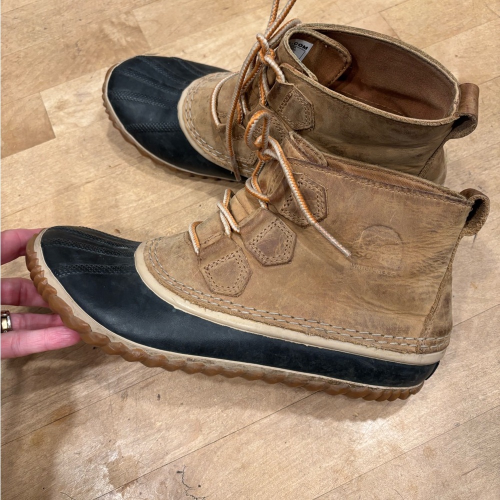 Women’s Sorel Tan and Black Leather Boots Sz 8.5